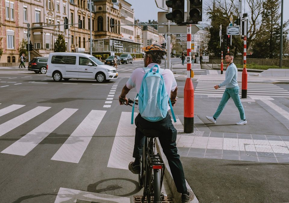 Photo illustrative : cycliste, piétons, voitures